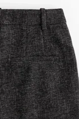 Pantalón de vestir de corte holgado, color gris oscuro jaspeado. Modelo de tiro alto con elástico oculto en la cintura y cierre. Bolsillos al bies, bolsillos decorativos insertados atrás y piernas rectas amplias con pliegues adelante.