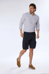 Bermuda cargo azul marino con cinto, confeccionada en 98% algodón y 2% spandex. Presenta bolsillos laterales tipo cargo con solapa y botón.