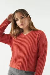 Sweater color beige de tejido de punto acanalado, con escote en V y corte ligeramente holgado.