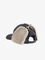 Gorra de seis paneles color gris con orejeras de borreguillo sintético color crema, correa trasera de cuero y hebilla de latón.