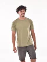 Remera lisa color lila de corte regular.