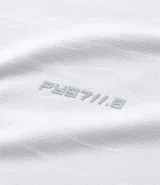 Remera deportiva de hombre con cuello redondo y manga corta, confeccionada en tejido jacquard blanco con un patrón abstracto sutil en relieve. Posee tecnología Dry para mayor transpirabilidad y un pequeño logo estampado en el pecho.