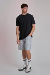 Remera negra de mangas cortas y cuello redondo.