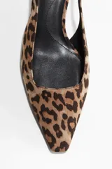 Zapatos destalonados con estampado de leopardo, punta fina, tira trasera con elástico y tacón kitten.