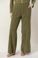 Pantalón de pana verde militar, de corte recto y tiro alto, con bolsillos laterales y traseros, y elástico en la cintura trasera.