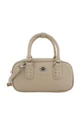 Cartera negra con correa larga regulable y desmontable, doble asa corta, cierre superior y logo de labios plateado. Interior forrado con bolsillos.