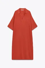 Vestido tipo túnica color ladrillo confeccionado en lino 100%. Tiene cuello solapa, escote pico, manga corta, bolsillos laterales ocultos y bolsillo de parche en el pecho. El bajo tiene aberturas laterales.