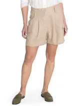 Short estilo bermuda de tiro alto color verde, confeccionado en lino orgánico, con pinzas y amplios bolsillos laterales.