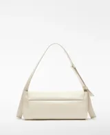 Bolso de hombro tipo baguette color blanco hueso, con textura craquelada y acabado brillante. Cierre magnético con solapa frontal y asa corta regulable.