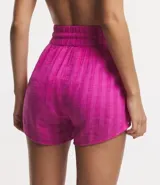 Short de playa fucsia de algodón texturizado, con cintura elástica y lazo ajustable.