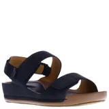 Sandalias negras con ajuste de velcro en el tobillo y en el empeine.