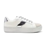 Championes blancos de cuero sintético con detalle de rayo plateado en el lateral, puntera de gamuza gris y cordones plateados.