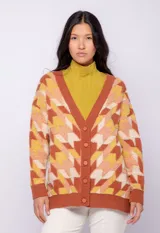 Cardigan de tejido de punto con diseño geométrico en colores tierra, escote en V y cinco botones de plástico.