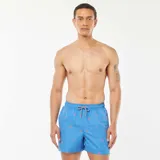 Short de baño celeste con estampado de flamencos rosados y cordón ajustable en la cintura.