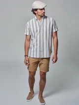 Camisa de hombre de manga corta, confeccionada en lino con rayas verticales blancas y ladrillo. Tiene cuello abotonado y bolsillo en el pecho.