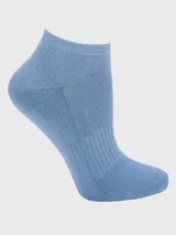 Calcetín deportivo tobillero de tejido de punto acanalado, color celeste claro.