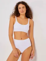 Bombacha de cintura alta color blanco.