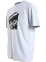 Remera blanca de algodón con cuello redondo y mangas cortas. Estampado rectangular en el frente con diseño abstracto en blanco y negro. Logo de Calvin Klein en el pecho y en la parte inferior del estampado.