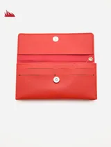 Billetera color rosado con cierre y un diseño minimalista.