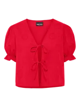 Blusa roja con estampado floral, escote en V con lazos, mangas cortas abullonadas con volantes en los puños y corte cropped.
