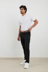 Pantalón tipo chino en color negro con corte slim y tejido de alta calidad.