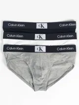 Pack de tres slips Calvin Klein en colores negro, blanco y gris, con cintura elástica negra con logo de la marca.