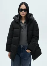 Campera puffer negra con capucha, cierre frontal con cremallera doble, dos bolsillos laterales con cremallera, puños elásticos y diseño acolchado.
