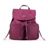 Mochila de poliéster color púrpura con solapa y sujetador. Tiene un bolsillo interno con cierre, dos bolsillos internos abiertos y dos bolsillos externos con cierre. La correa es regulable y los herrajes son plateados. El interior es de tela de algodón y poliéster.
