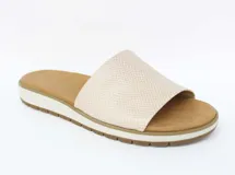 Sandalia de cuero con diseño plateado, de capellada abierta y suela flexible.
