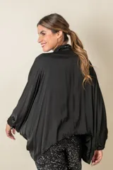 Camisa oversize de viscosa color azul, con mangas largas y puños fruncidos.