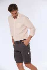 Bermuda cargo azul marino con cinto, confeccionada en 98% algodón y 2% spandex. Presenta bolsillos laterales tipo cargo con solapa y botón.