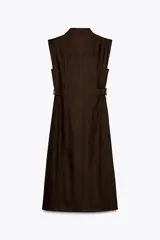 Vestido midi marrón de lino con cuello solapa, escote en pico y sin mangas. Presenta trabillas laterales con cinturón y cierre frontal con botones.
