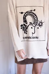 Sweater oversize de algodón negro con bordado a mano de un signo zodiacal, ideal para uso diario.