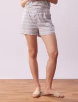 Conjunto de pijama gris a rayas horizontales blancas, compuesto por una remera de manga corta con cuello redondo y un short con cintura elastizada.