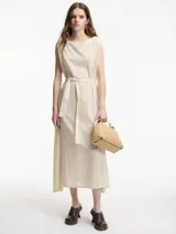 Vestido túnica color crudo con lazo ajustable en la cintura y detalle de bordado en cuello y sisas.