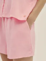 Camisa de manga corta con cuello camisero y botones anacarados, confeccionada en tejido de lino-tencel.
