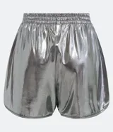 Short plateado metalizado, de corte runner, con cintura elástica, bolsillos laterales y bajo redondeado.