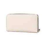 Billetera grande de cuero sintético color beige con cierre de cremallera y correa de muñeca negra. Tiene un aplique rectangular negro con el logo "XL Extra Large".