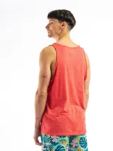 Musculosa lisa color blanco, de corte clásico y cuello redondo.