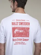 Remera blanca de algodón con estampa en color ladrillo en la espalda. La estampa incluye la leyenda "Benson & Thomas", "Rally Sweeden", una imagen de un auto de carrera y la leyenda "Races Every Sunday".