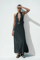 Vestido midi negro de tejido fluido, con cuello halter que se ata al cuello, escote en V y espalda descubierta.