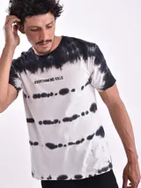 Remera de corte regular, color off white con estampado de texto en el pecho y diseño tie-dye.