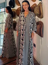 Vestido largo de algodón con estampado geométrico en blanco y negro, corte amplio, cuello en V y mangas 3/4.