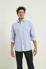 Camisa de vestir color celeste con corte clásico y botones frontales.