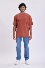 Pantalón jean de corte clásico en azul medio, con cinco bolsillos y cierre de botón.