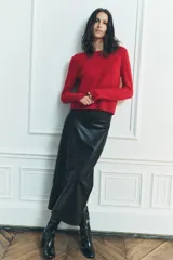 Jersey rojo de punto liso confeccionado en 100% lana. Tiene cuello redondo, manga larga y acabados en rib.