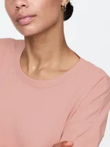 Remera de manga larga color crudo, de corte holgado y cuello redondo.