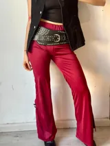 Pantalón acampanado color borgoña con tajo en el ruedo y cintura alta.