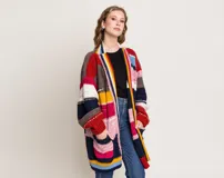 Maxi cardigan tejido de lana merino con diseño a rayas horizontales de colores: rojo, marrón, azul, amarillo, rosa y blanco. Tiene mangas globo y bolsillos frontales.