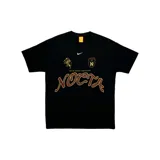 Camiseta negra de manga corta con cuello redondo y logo de Nike en blanco. Estampado frontal con el logo de Nocta Cricket Association en dorado y bordó.